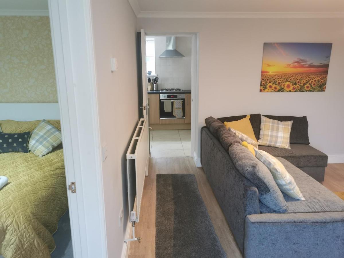 Immaculate One Bedroom Home With Private Parking Swansea Exterior foto