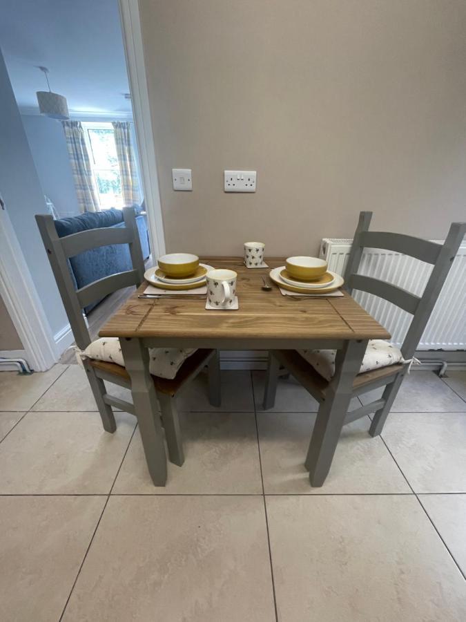 Immaculate One Bedroom Home With Private Parking Swansea Exterior foto